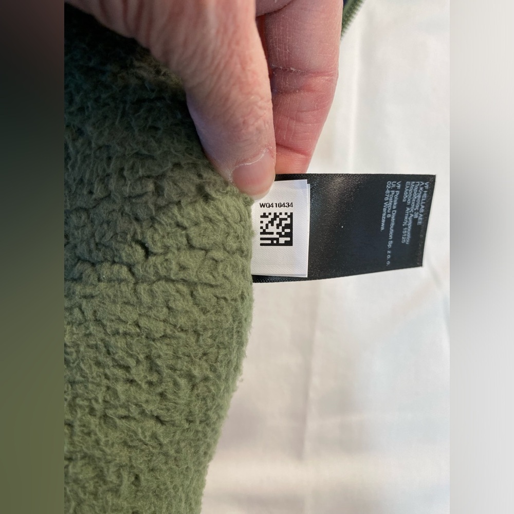 North Face Vest shade is green I don’t know the name - Picture 6 of 6